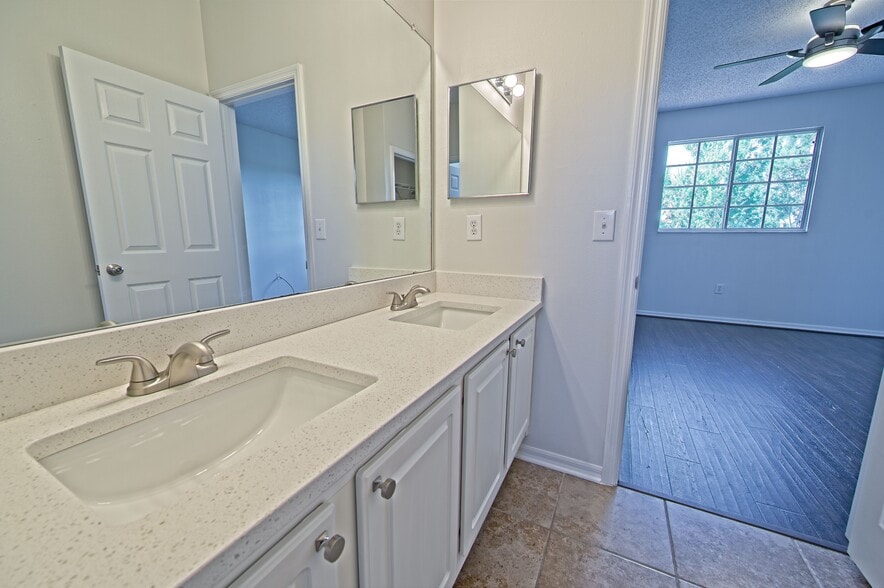 Master Bathroom - 5701 Bentgrass Dr