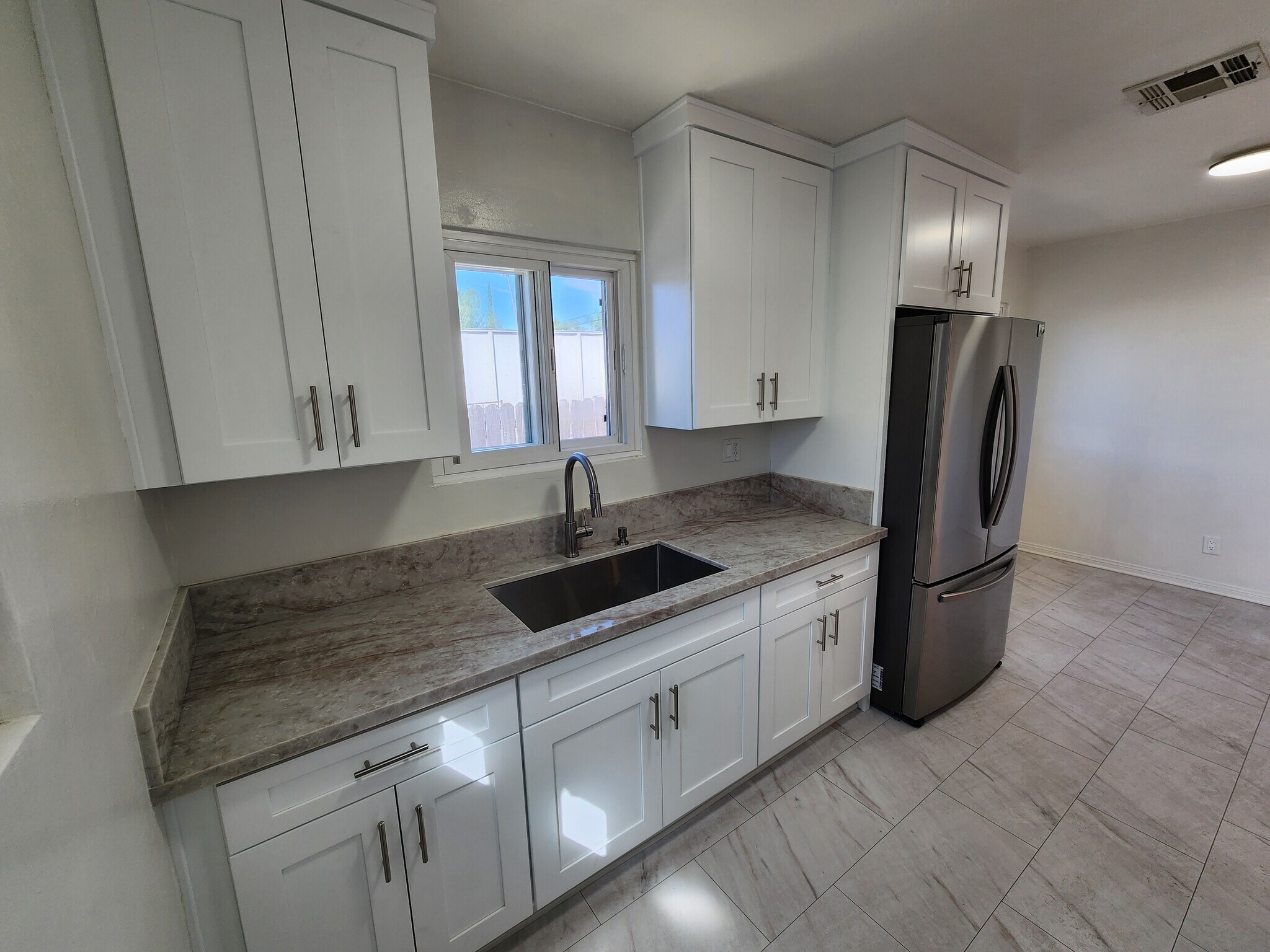 Building Photo - 10449 Cantara St