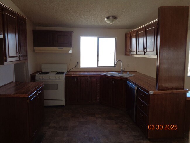 Building Photo - Country Living 3 bedroom 2 bathroom offering 1344 sq. ft.