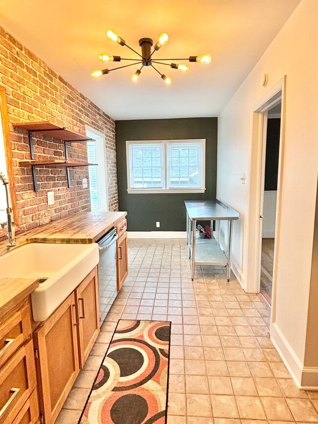 Building Photo - Spacious 3 Bedroom Convenient to Downtown High Point!