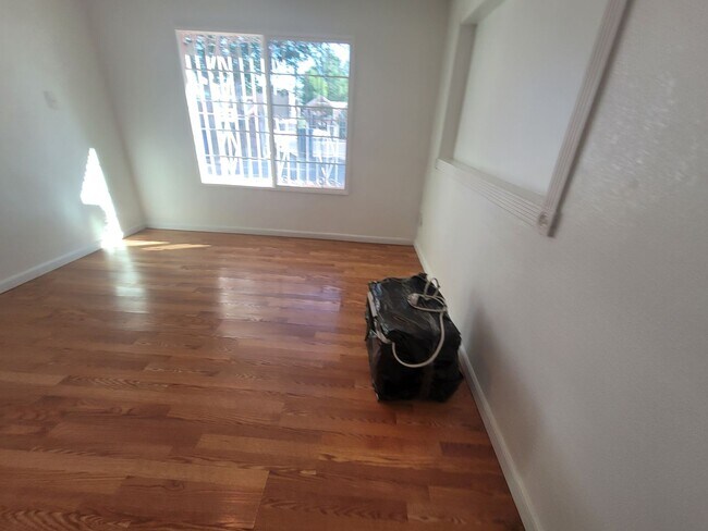 Building Photo - Ready to View!!