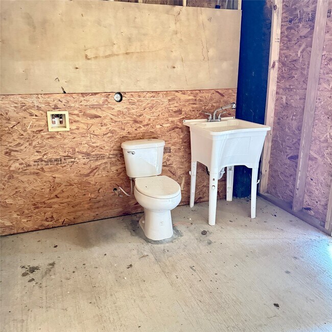 Building Photo - 143 Bastrop Bayou Dr