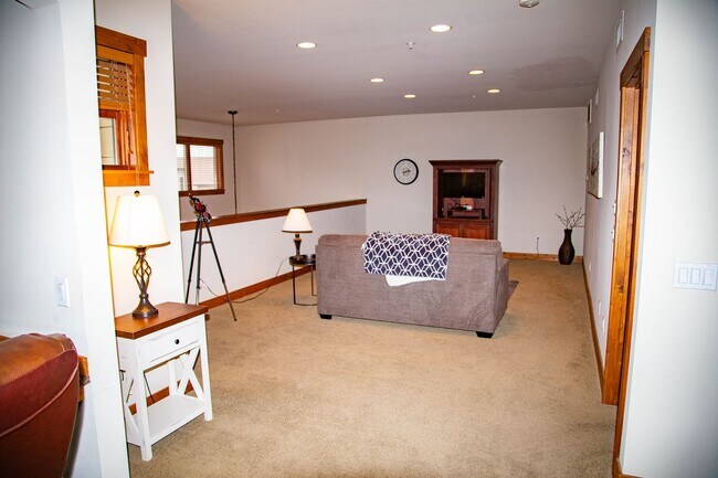 Building Photo - Wonderful Furnished 3 Bedroom & 2 Bathroom...