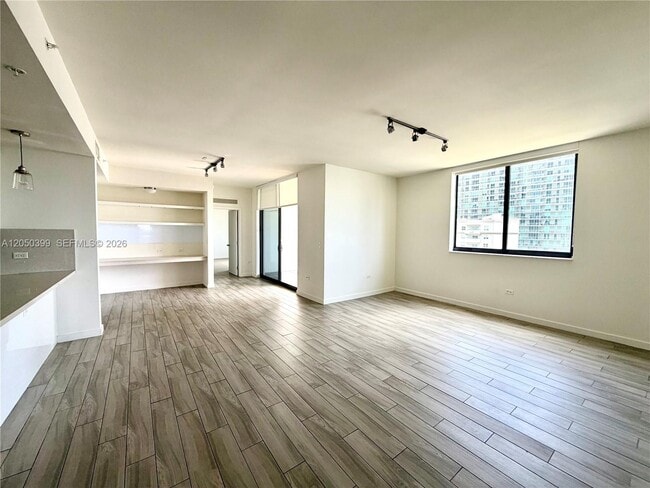 Building Photo - 999 SW 1st Ave