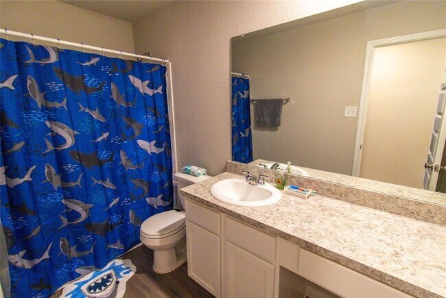 Building Photo - 2221 Middle Rdg Dr