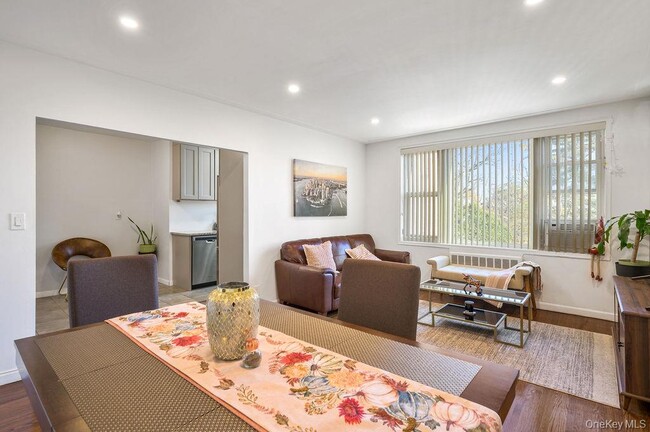 Building Photo - 600 Pelham Rd