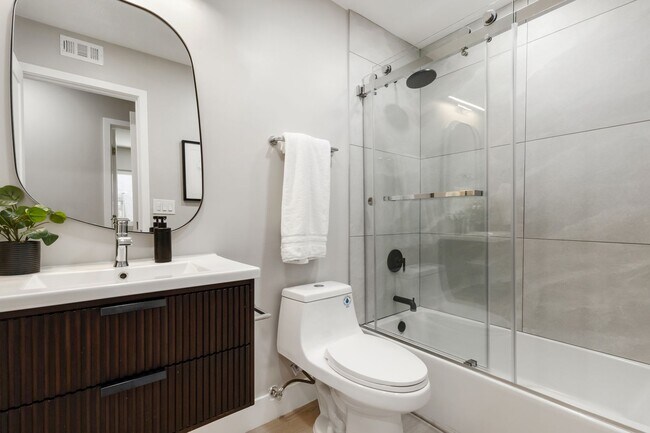 Building Photo - Beautifully Renovated 3 Bed/2 Bath Home in...