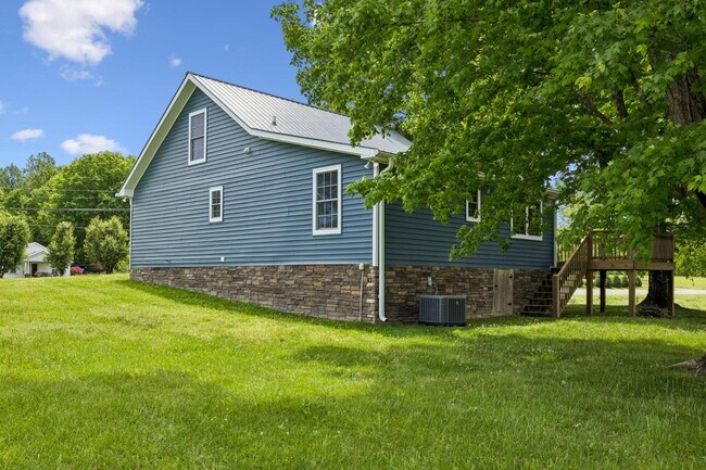 Building Photo - 3125 Hwy 49 E