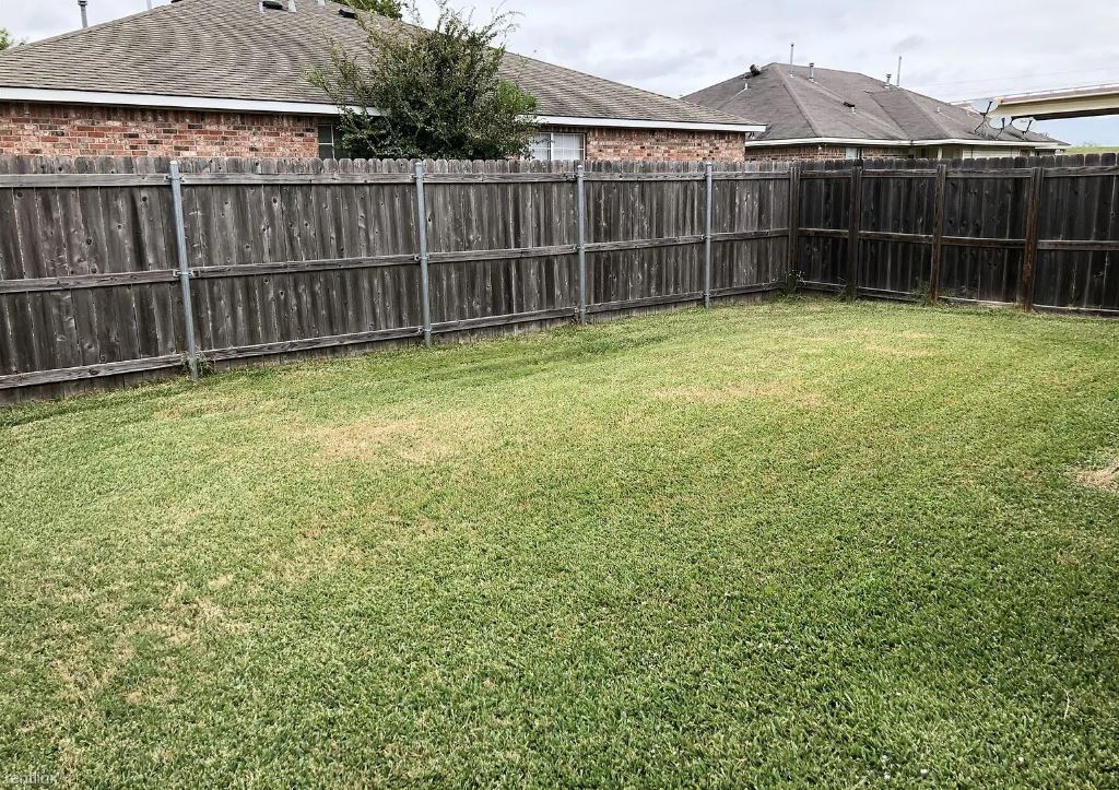 Building Photo - 1802 Sara Dr