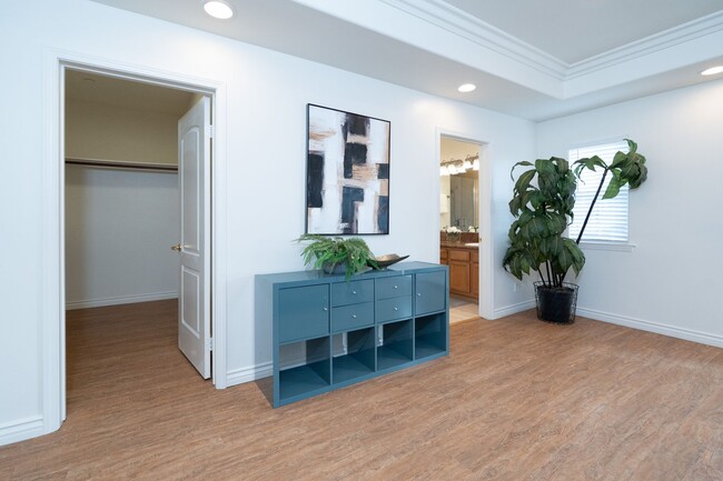 Building Photo - 2 WEEKS OFF SPECIAL..BEAUTIFUL 4 BED 3 BATH UNIT!!!!!