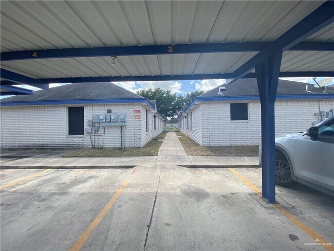 Building Photo - 2208 N Dahlia St
