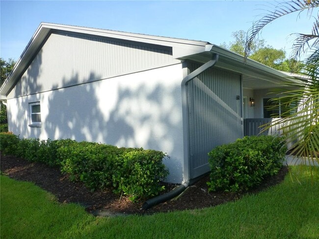 Building Photo - 60 Iris Pl