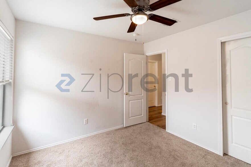 Building Photo - Unit
