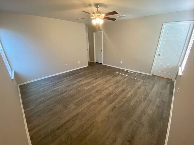 Building Photo - *$99 MOVE-IN SPECIAL* | Three Bedroom | Tw...