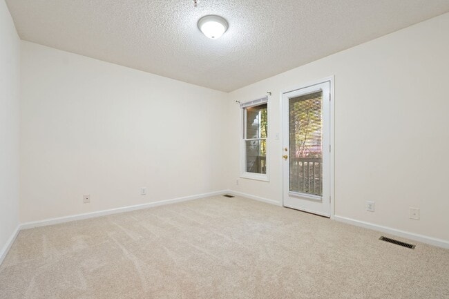 Building Photo - Carrboro 2 Bedroom/1Bathroom Unit! Adorabl...