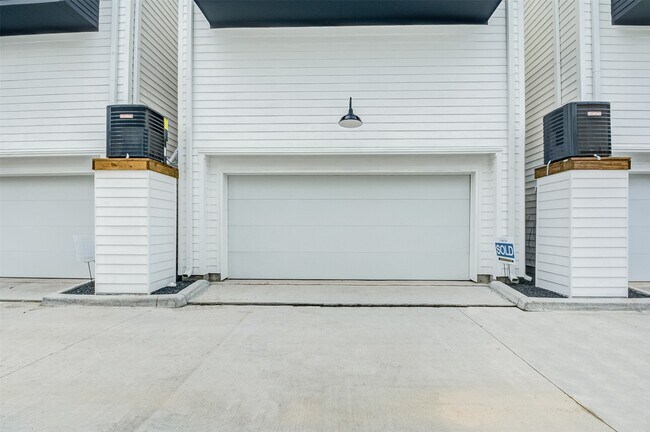 Building Photo - 1131 W 17th St