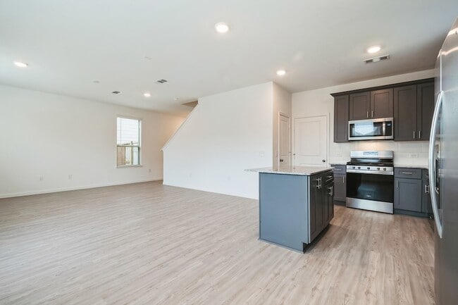 Building Photo - 16523 Pine Arrow Dr