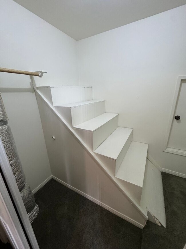 Building Photo - 5 Bedroom, 3.5 Bath, Beautiful 1,856 SQ FT...