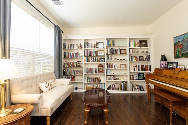Building Photo - 301 Knowle Pl