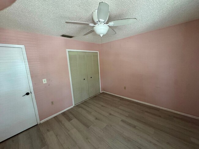 Building Photo - Spacious Lakeland 3-Bedroom Home with 2-Car Garage & Large Driveway