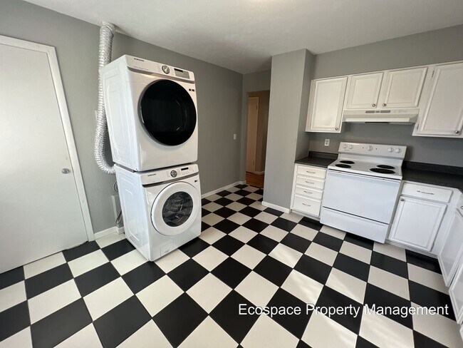 Building Photo - Bright & Beautiful 2-bedroom 1 Bath Across...