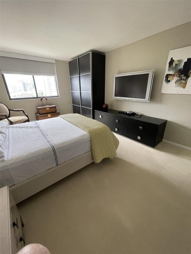 Building Photo - 540 Brickell Key Dr