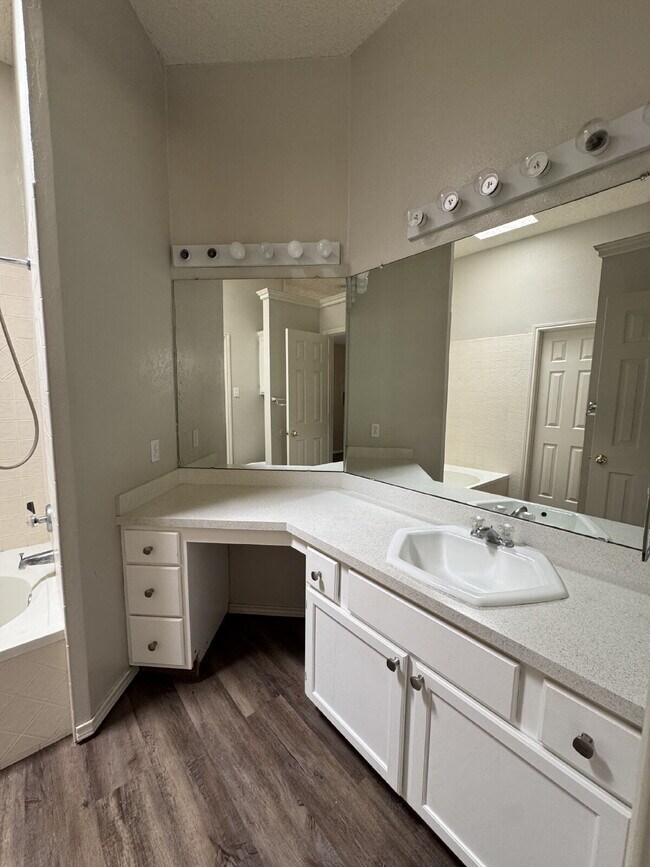 Building Photo - House Located Near Shadow Hills Golf Cours...