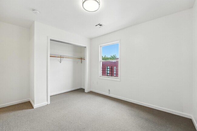 Building Photo - 139 Bayview Ave