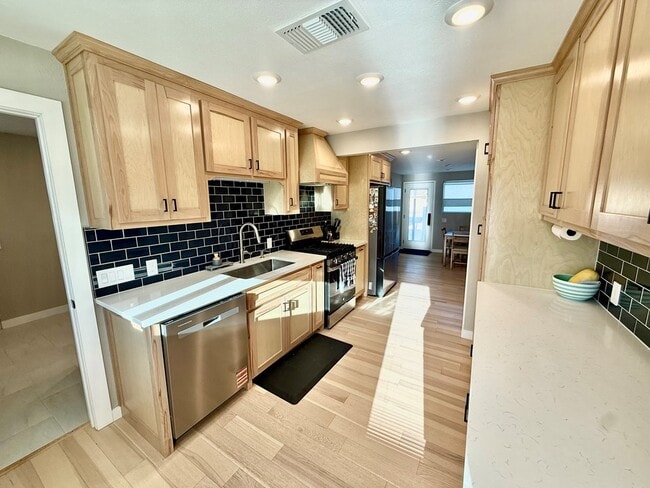 Building Photo - 200 Santa Rita Dr