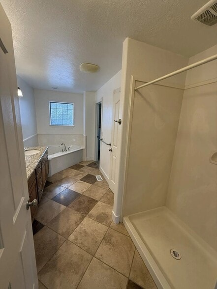 Building Photo - 1390 Stoneridge Dr