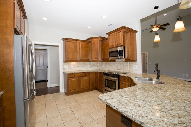 Building Photo - Woodlake Home