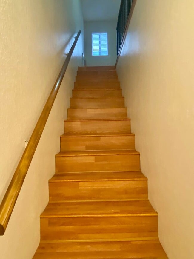 Building Photo - AVAILABLE NOW!!