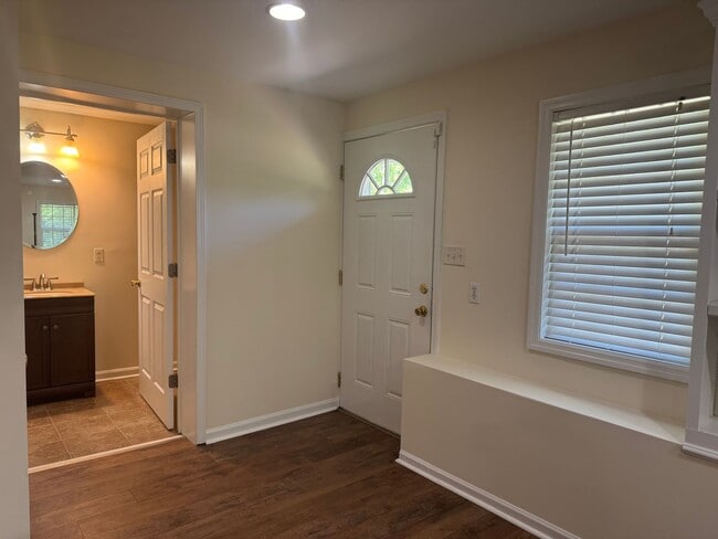 Building Photo - Newly remodeled brick home in New Bern