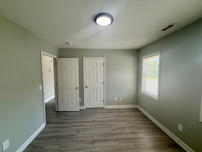 Building Photo - Two bedroom, one bath apartment in Burlington