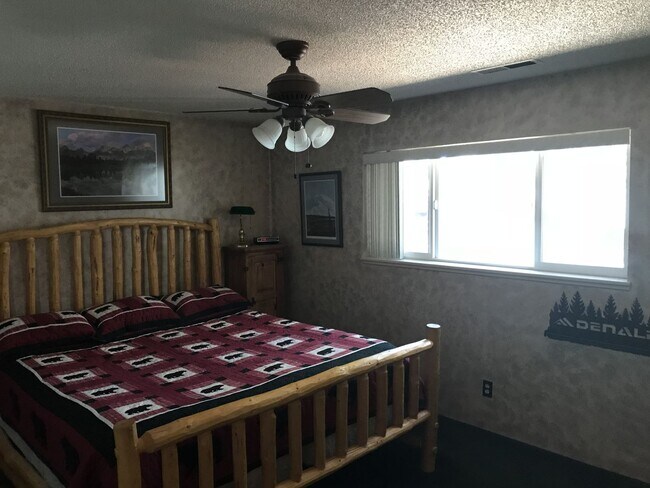 Building Photo - Fully furnished condo with pool