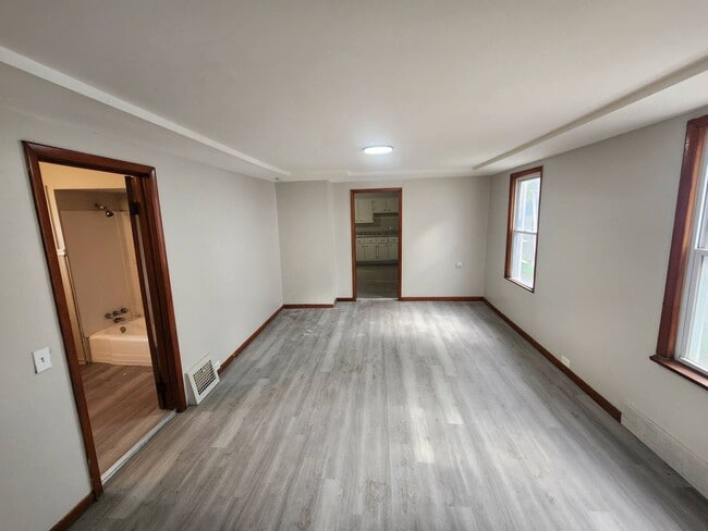 Building Photo - Charming 3-Bedroom Property in Prime Location