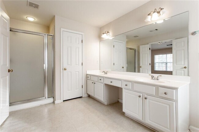 Building Photo - 910 Wendlebury Ct