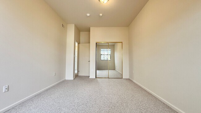 Building Photo - Stylish Rockridge Condo – Prime Location, ...