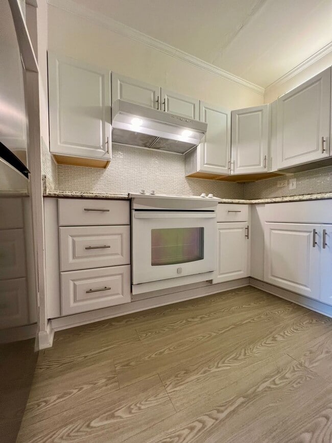 Building Photo - Spacious 1Bed 1Bath 1Parking Stall With Lanai & Den