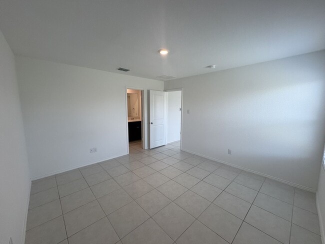 Building Photo - Modern Comfort Meets Prime Location – Single-Story Living at Its Best!
