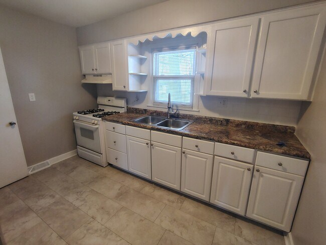 Building Photo - 912 Hayes Ave