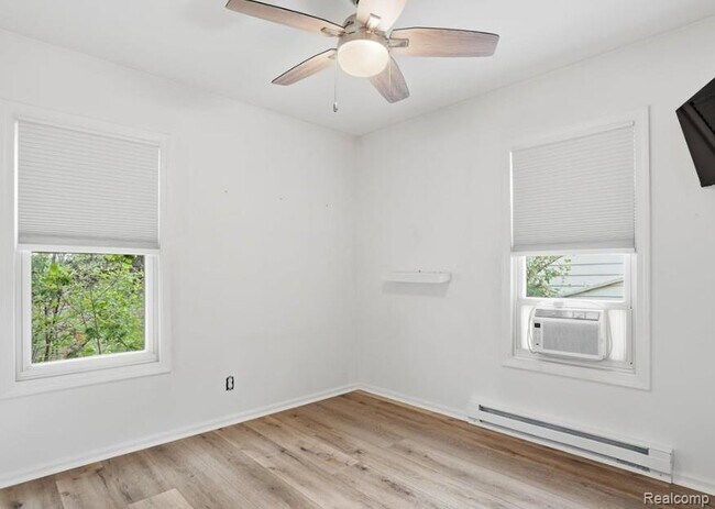 Building Photo - 2101 Knollwood St