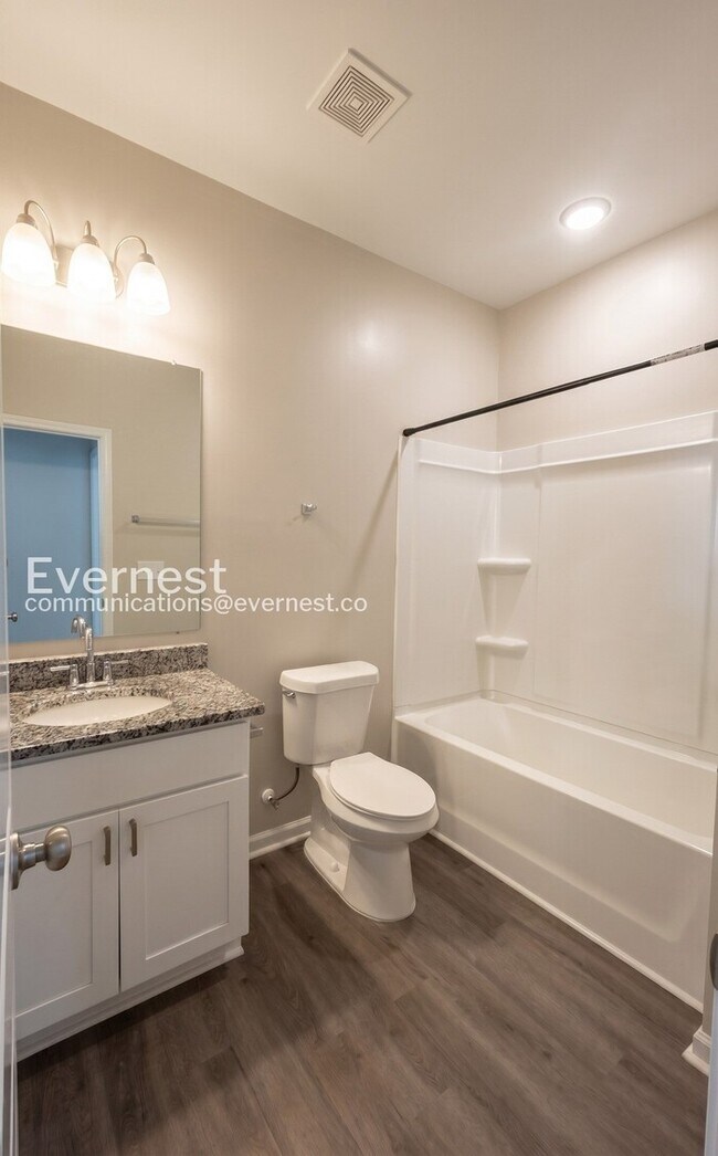 Building Photo - 3 Bed/2 Bath Home with Off-Street Parking / Pet-Friendly / Available Now!