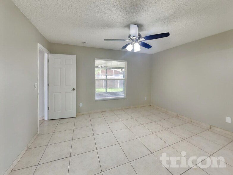 Building Photo - 2305 Saphire Ct