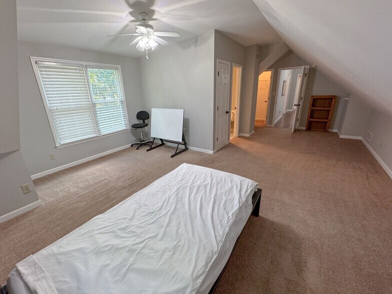 Building Photo - 1088 Colony Dr