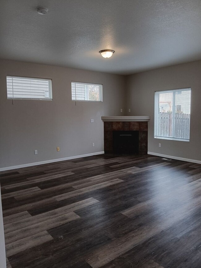 Building Photo - Recently Remodeled House is Now Avialable!