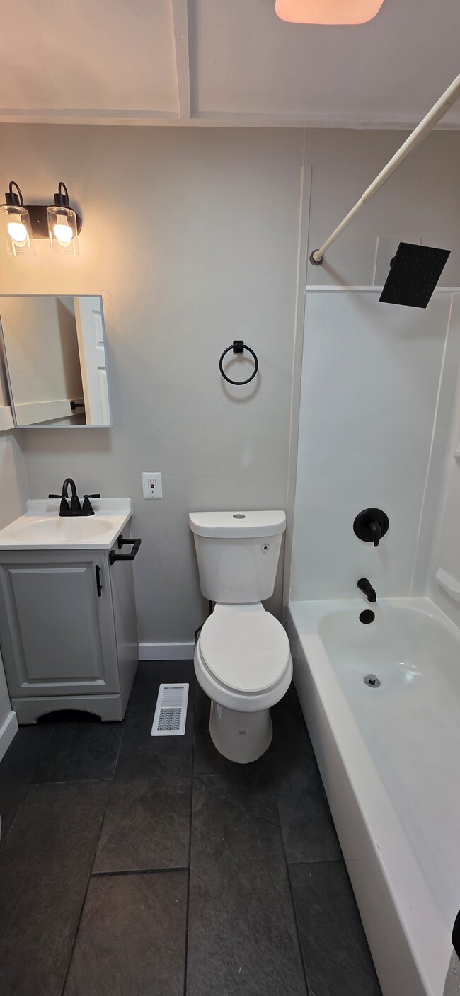 Building Photo - 502 N Curley St