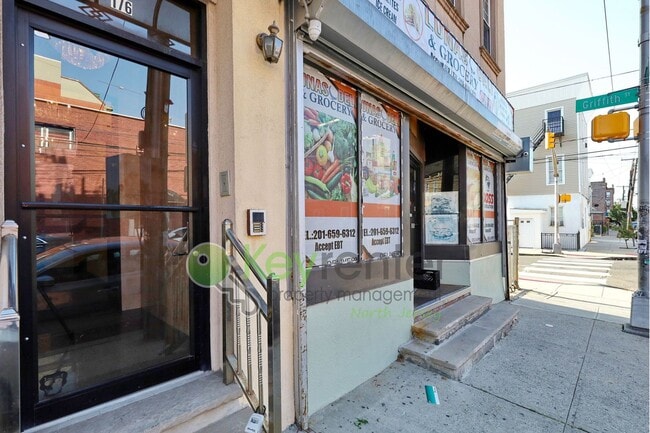 Building Photo - $500 Off First Month! 2BR in The Heights w...