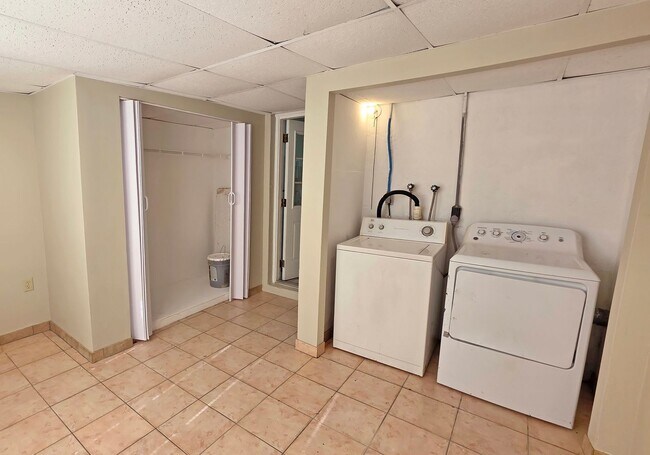 Building Photo - 2/1 Home in suberb location, pet friendly!