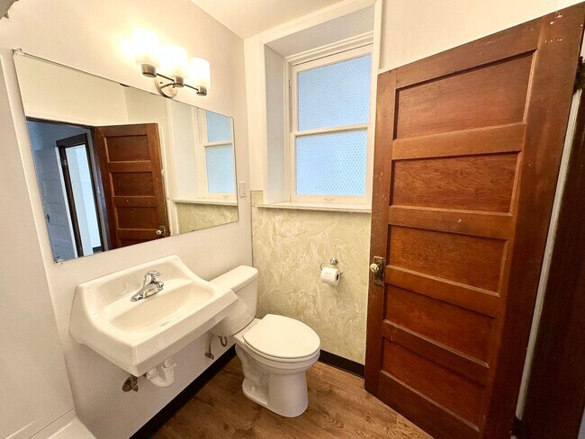 Building Photo - 610 S Pine St